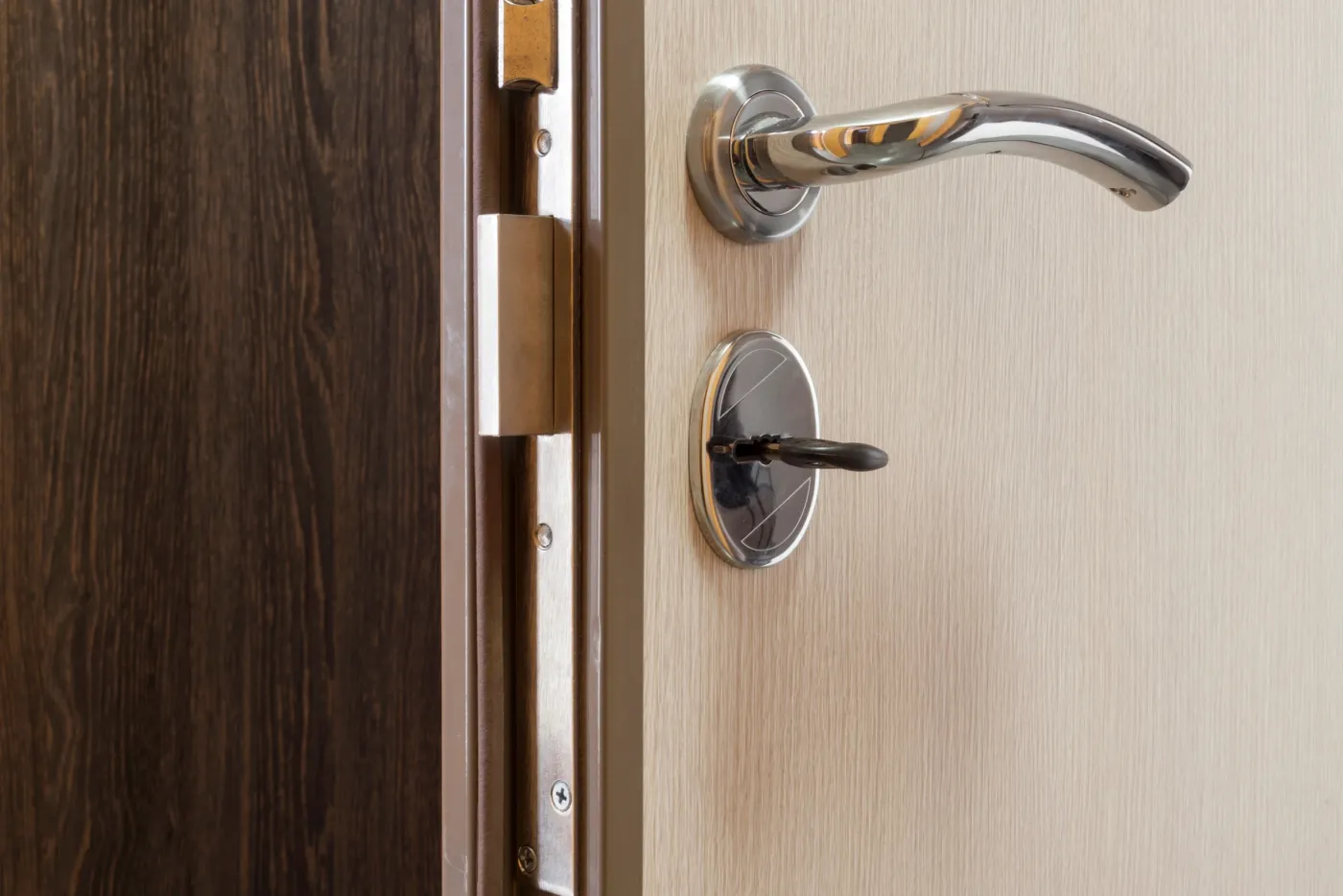 Serrure et clé sur une porte d'entrée à Chennevières-sur-Marne